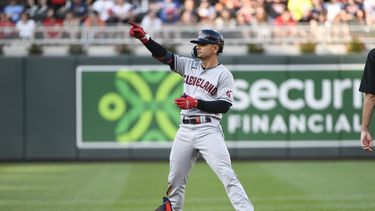 El venezolano Andrés Giménez, de los Guardianes de Cleveland, festeja luego de conectar un doble en el juego del sábado 3 de junio de 2023, frente a los Mellizos de Minnesota (AP Foto/Craig Lassig)