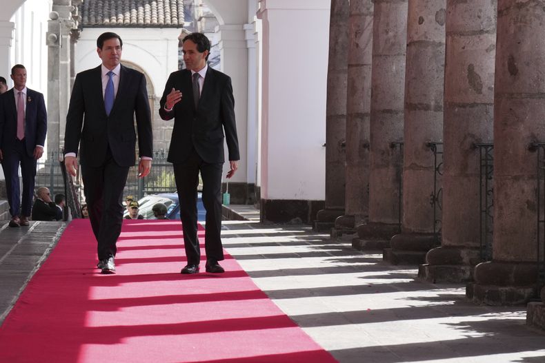 El secretario de Estado estadounidense Marco Rubio, izquierda, llega a una reunión con el presidente de Ecuador, Daniel Noboa, en el palacio presidencial, el jueves 4 de septiembre de 2025, en Quito, Ecuador. (AP Foto/Jacquelyn Martin, foto compartida)
