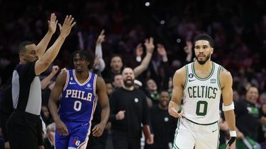 Jayson Tatum, de los Celtics de Boston, festeja tras anotar en la segunda mitad del sexto partido de las semifinales del Este ante los 76ers de Filadelfia, el jueves 11 de mayo de 2023 (AP Foto/Matt Slocum)