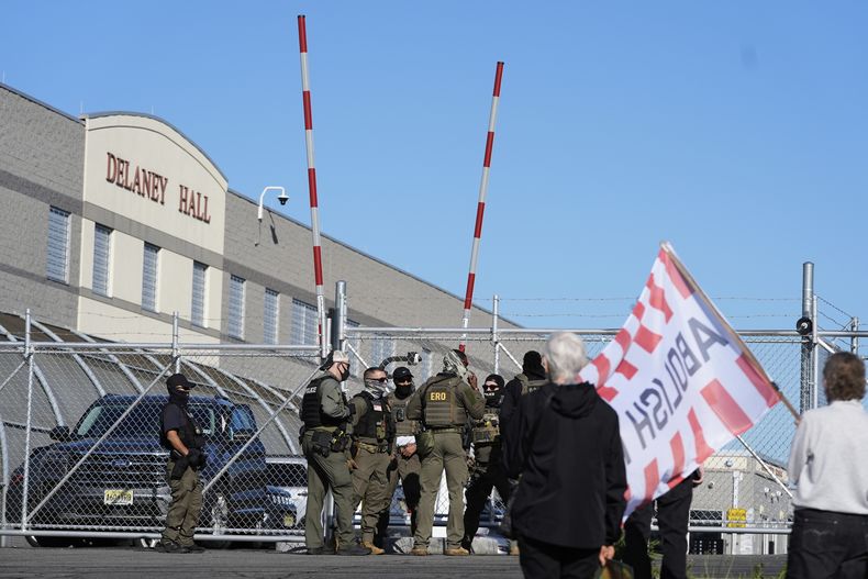 Manifestantes y elementos de seguridad frente a Delaney Hall, un centro de detención de inmigrantes que fue reabierto recientemente, el miércoles 7 de mayo de 2025, en Newark, Nueva Jersey. (AP Foto/Seth Wenig)