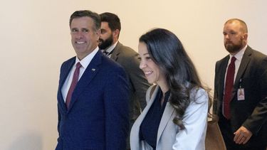 El director de la CIA, John Ratcliffe, sale de una sesión informativa confidencial para senadores en el Capitolio, el jueves 26 de 2025 en Washington. (AP Foto/Rod Lamkey, Jr.)