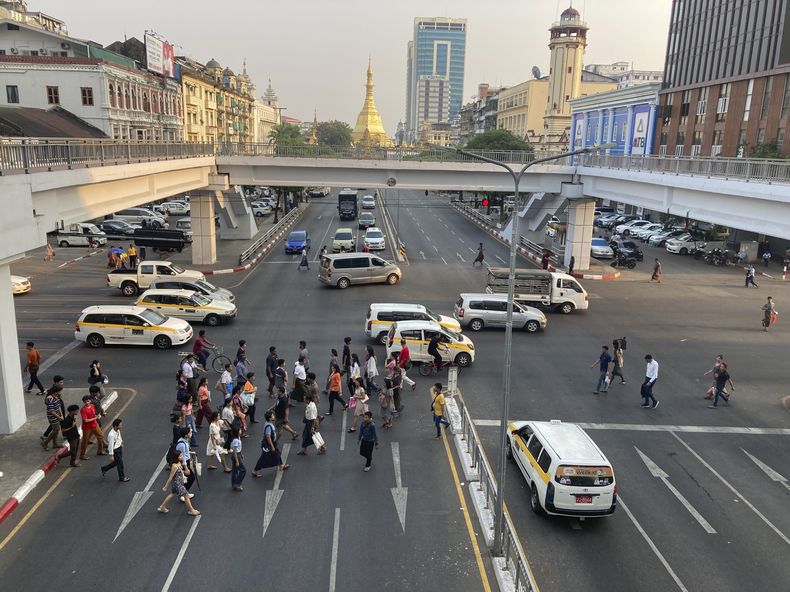 Peatones cruzan una calle cerca de la pagoda Sule en Yangon, Myanmar, el lunes 29 de abril de 2024. Varios países del sureste asiático enfrentan una ola de calor. (Foto AP)