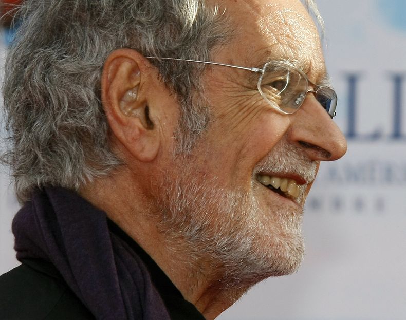 El cineasta franc&eacute;s Edouard Molinaro arriba al estreno de la pel&iacute;cula "The Time Travelers Wife"en esta foto del 4 de septiembnre del 2009 en Deauville, Francia. Molinaro, director de comedias, entre ellas "La jaula de las loc