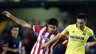 americateve | Diego Costa (izq) pelea un bal&oacute;n con Bruno Soriano durante el partido entre Atl&eacute;tico de Madrid y Villarreal del 10 de noviembre del 2013. El brasile&ntilde;o sinti&oacute; molestias en una pierna y deber&aacute; postergar su debut en la sele