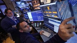 Un par de operadores en la Bolsa de Valores de Nueva York, el jueves 7 de noviembre de 2024, en Nueva York. (AP Foto/Richard Drew)