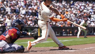 Matt Chapman, de los Gigantes de San Francisco, conecta un jonrón de dos carreras para ganar el juego durante la novena entrada de un partido de béisbol contra los Bravos de Atlanta, el sábado 7 de junio de 2025, en San Francisco. (Foto AP/Godofredo A. Vásquez)
