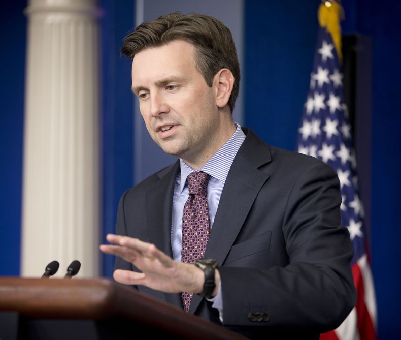 Josh Earnest, secretario de prensa de la Casa Blanca, habla durante la conferencia de prensa diaria en la residencia presidencial, en Washington, el mi&eacute;rcoles 15 de octubre de 2014. Earnest respondi&oacute; preguntas sobre la respuesta del gobierno
