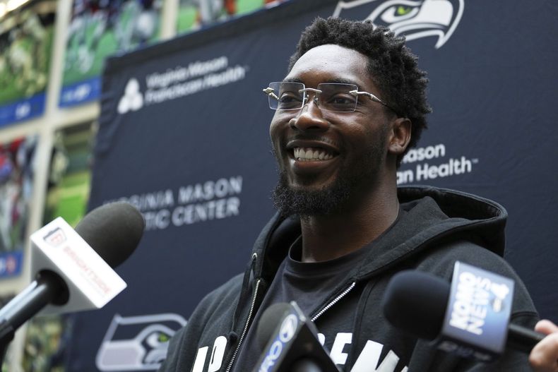 El ala defensiva de los Seahawks de Seattle, DeMarcus Lawrence, habla con los medios el jueves 13 de marzo de 2025 en las instalaciones del equipo de fútbol americano de la NFL en Renton, Washington (AP Foto/Lindsey Wasson)