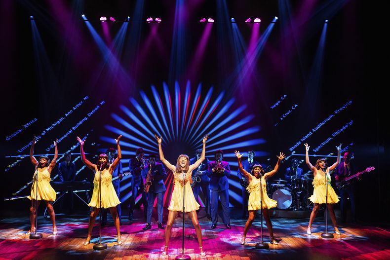 Zurin Villanueva como Tina Turner, centro, durante una presentación de la gira nacional de Tina — The Tina Turner Musical de Broadway en una imagen proporcionada por Bond Theatricals. La producción debutará en California esta semana, luego continúa su gira nacional visitando 37 ciudades más en Norteamérica. También hay producciones en el West End de Londres, así como en Sydney, Australia y Stuttgart, Alemania.(Matthew Murphy y Evan Zimmerman/Bond Theatricals vía AP)