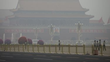 americateve | Polic&iacute;as paramilitares patrullan la plaza de Tiananmen en un d&iacute;a de alta contaminaci&oacute;n en Beijing, China, el 2 de junio de 2013. Las autoridades de China anunciaron el mi&eacute;rcoles la creaci&oacute;n de un fondo para recomenzar a