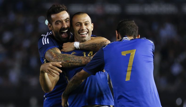 Javier Mascherano (centro) festeja su gol frente a Trinidad y Tobago con sus compa&ntilde;eros Ezequiel Lavezzi (izquierda) y &Aacute;ngel di Mar&iacute;a, durante un partido amistoso realizado el mi&eacute;rcoles 4 de junio de 2014 en Buenos Aires (AP Fo