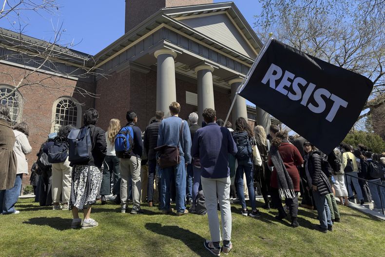 Estudiantes, docentes y miembros de la comunidad de la Universidad de Harvard durante una protesta, el jueves 17 de abril de 2025, en Cambridge, Massachusetts. (AP Foto)