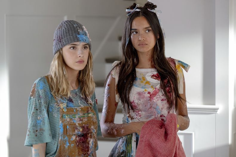 Esta imagen publicada por Disney muestra a Julia Butters, a la izquierda, y Sophia Hammons en una escena de Freakier Friday. (Glen Wilson/Disney via AP)