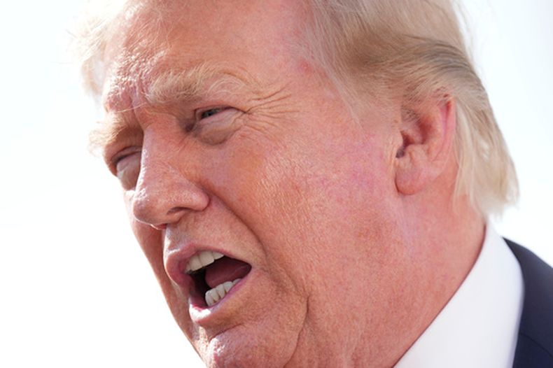 El presidente estadounidense Donald Trump habla con reporteros antes de subirse al Air Force One en la Base Aérea Andrews en Maryland, el 21 de agosto del 2026. (AP foto/Jacquelyn Martin)