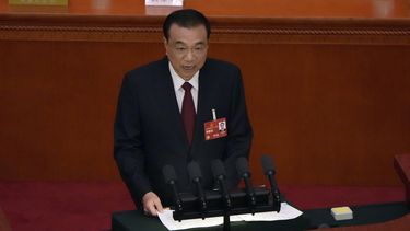En esta imagen de archivo, el primer ministro de China, Li Keqiang, ofrece su discurso sobre el estado de la nación durante una sesión de la Asamblea Popular Nacional de China, en el Gran Salón del Pueblo, en Beijing, el 5 de marzo de 2023. (AP Foto/Ng Han Guan, archivo)