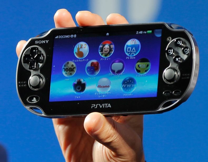En imagen del 14 de septiembre de 2011 se aprecia el dispositivo para videojuegos de Sony PlayStation Vita. La empresa anunci&oacute; el martes 3 de junio que dejar&aacute; de vender el aparato. (Foto de AP/Itsuo Inouye, archivo)