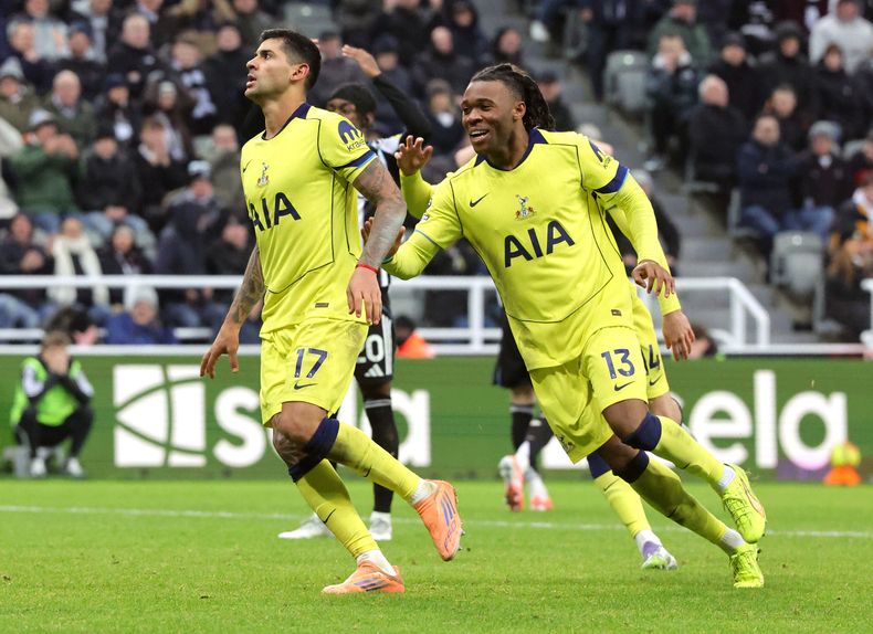 El argentino Cristian Romero (17) celebra tras anotar el segundo tanto del Tottenham ante el Newcastle, el martes 2 de diciembre de 2025, en un duelo de la Liga Premier (Steve Welsh/PA via AP)