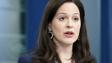 Anne Neuberger, subasesora de seguridad nacional para tecnologías cibernéticas y emergentes del gobierno de presidente Joe Biden, da una conferencia de prensa en la Casa Blanca el 21 de marzo de 2022. (AP Foto/Patrick Semansky, File)