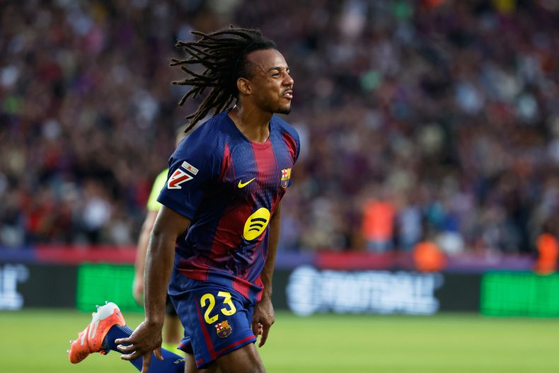 Jules Kounde del Barcelona celebra tras anotar en el encuentro de La Liga ante la Real Sociedad el domingo 28 de septiembre del 2025. (AP Foto/Joan Monfort)