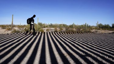 Un migrante cerca de la frontera entre Estados Unidos y México, cerca de Lukeville, Arizona, el 15 de diciembre de 2023. (Foto AP /Gregory Bull)