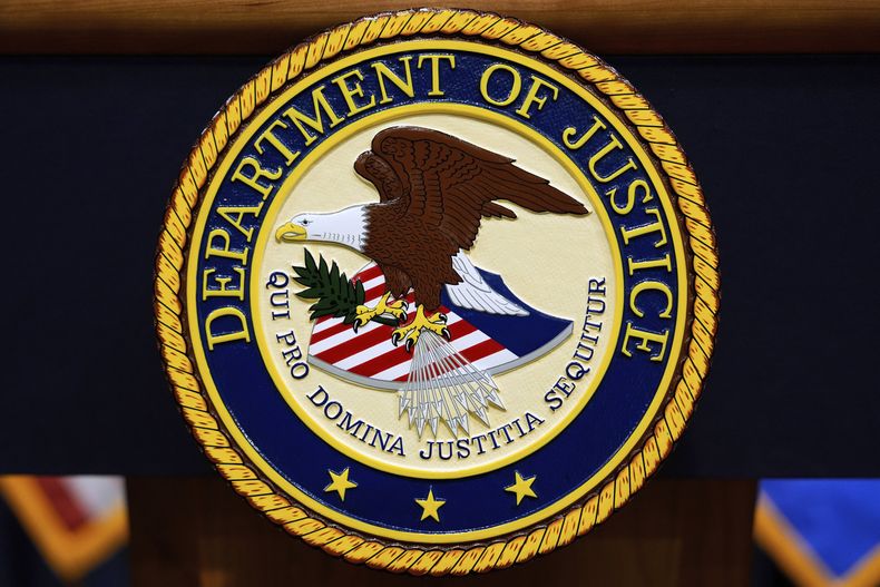 Esta fotografía del 6 de mayo de 2025 muestra el sello del Departamento de Justicia de Estados Unidos en un podio antes de una conferencia de prensa en la sede de esa agencia, en Washington. (AP Foto/Julia Demaree Nikhinson)