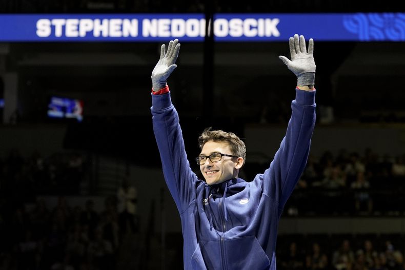 ARCHIVO - Stephen Nedoroscik es presentado en las pruebas olímpicas de gimnasia de Estados Unidos el sábado 29 de junio de 2024 en Minneapolis. (Foto AP/Charlie Riedel, archivo)