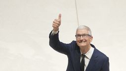 El director general de Apple, Tim Cook, gesticula mientras acompaña al rey Carlos III de Gran Bretaña durante una visita a la sede de Apple en el Reino Unido, en la central eléctrica de Battersea, en Londres, el jueves 12 de diciembre de 2024. (Foto AP/Kin Cheung)