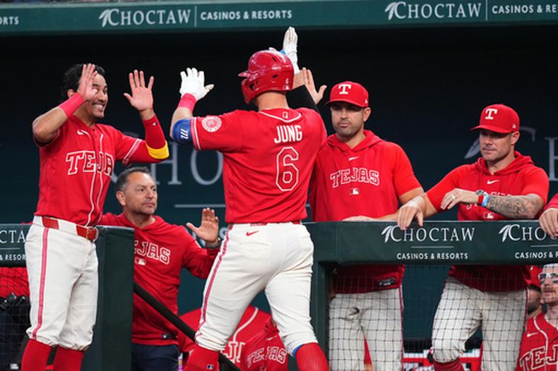 Josh Jung (6) de los Rangers de Texas llega a la cueva tras conectar un jonrón ante los Azulejos de Toronto, el sábado 19 de septiembre de 2026, en Arlington, Texas. (AP Foto/Julio Cortez)