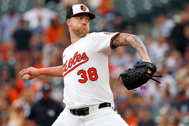 ARCHIVO - Kyle Bradish, lanzador de los Orioles de Baltimore, labora en el juego del 21 de septiembre de 2025 ante los Yankees de Nueva York (AP Foto/Peter Casey, archivo)