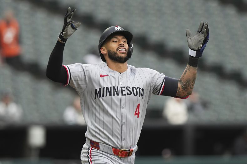 Carlos Correa, de los Mellizos de Minnesota, celebra mientras corre a primera después de batear un sencillo durante la tercera entrada del juego de béisbol de Grandes Ligas frente a Medias Blancas de Chicago, el miércoles 2 de abril de 2025, en Chicago. (AP Foto/Nam Y. Huh)