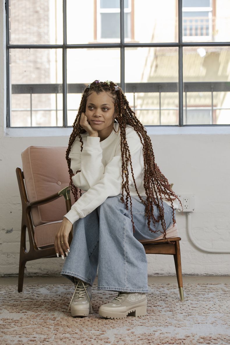 Andra Day posa para un retrato el 10 de mayo de 2024, en Los Angeles para promover su álbum Cassandra. (Foto Rebecca Cabage/Invision/AP)