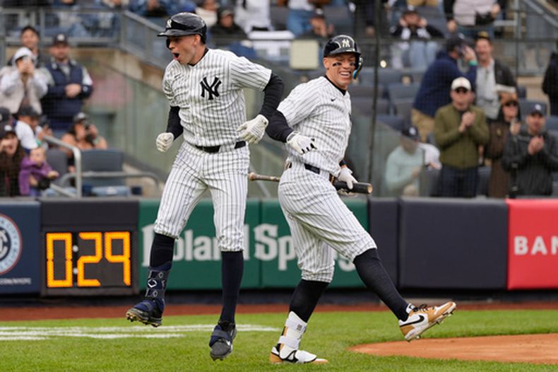 Ben Rice, izquierda, de los Yankees de Nueva York, celebra su cuadrangular solitario con Aaron Judge durante la segunda mitad del juego de béisbol de Grandes Ligas contra los Reales de Kansas City, el domingo 19 de abril de 2026, en Nueva York. (AP Foto/Seth Wenig)