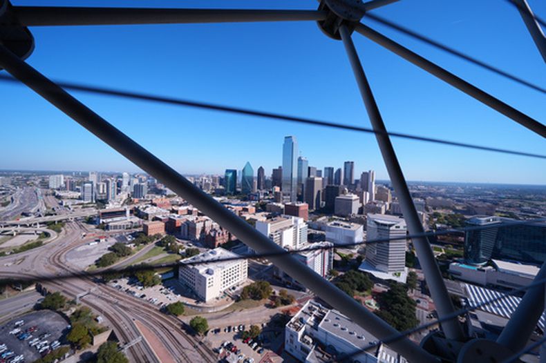 Vista panorámica de Dallas tomada desde la Reunion Tower, el 6 de noviembre del 2025. (AP foto/Julio Cortez)