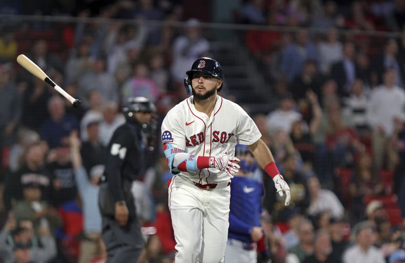 El venezolano Wilyer Abreu, de los Medias Rojas de Boston, arroja su bate al conectar un jonrón en la cuarta entrada del juego ante los Rangers de Texas, el miércoles 7 de mayo de 2025 (AP Foto/Jim Davis)