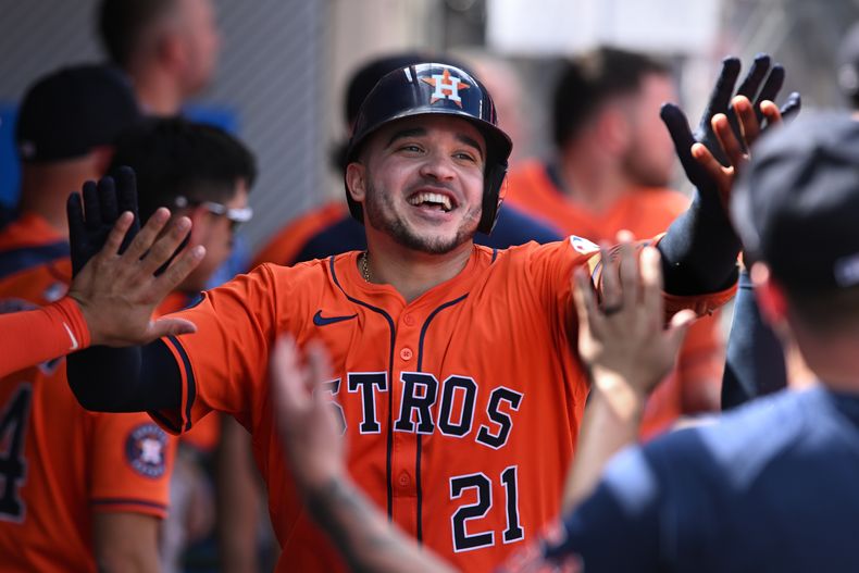 Yainer Díaz (21), de los Astros de Houston, celebra después de su jonrón en solitario contra los Angelinos de Los Ángeles durante la quinta entrada de un juego de béisbol el domingo 28 de septiembre de 2025, en Anaheim, California. (AP Photo/Wally Skalij)
