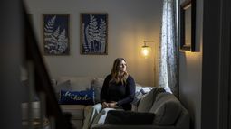 Melissa Hartman retratada en su casa, el martes 16 de julio de 2024, en Eden, Nueva York. Un hombre arrojó una bomba falsa por la ventana de la casa de Hartman cuando era candidata a secretaria del condado de Erie, Nueva York. Hartman perdió la elección y desde entonces no ha vuelto a postularse a ningún cargo de elección. (Foto AP/Lauren Petracca)
