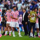 Gustavo Gómez y sus compañeros de Paraguay se lamentan tras la derrota ante Francia en los octavos de final de la Copa del Mundo, el sábado 4 de julio de 2026 en Filadelfia (AP Foto/Derik Hamilton)