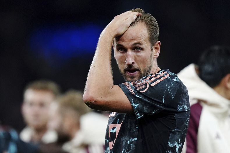 Harry Kane, del Bayern, reacciona después del partido de fútbol de la primera fase de la Liga de Campeones entre el Aston Villa y el Bayern de Múnich, en el Villa Park de Birmingham, Inglaterra, el miércoles 2 de octubre de 2024. (Mike Egerton/PA vía AP)