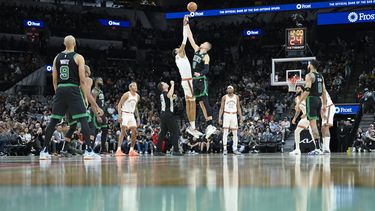 Kristaps Porzingis de los Celtics de Boston salta junto a Victor Wembanyama de los Spurs de San Antonio en el encuentro en el TD Garden el domingo 31 de diciembre del 2023. (AP Foto/Darren Abate)