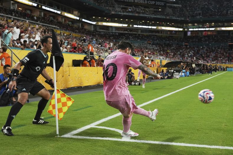 El argentino Lionel Messi ejecuta un saque de esquina durante el partido inaugural del Mundial de Clubes ante Al Ahly, el sábado 14 de junio de 2025 (AP Foto/Lynne Sladky)