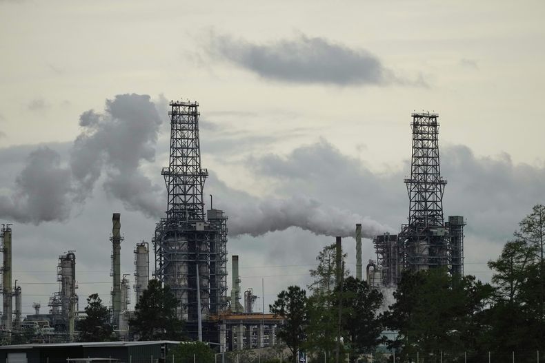 ARCHIVO – La refinería de petróleo Marathon Garyville en Reserve, Luisiana, el lunes 7 de abril de 2025. (AP Foto/Gerald Herbert, Archivo)