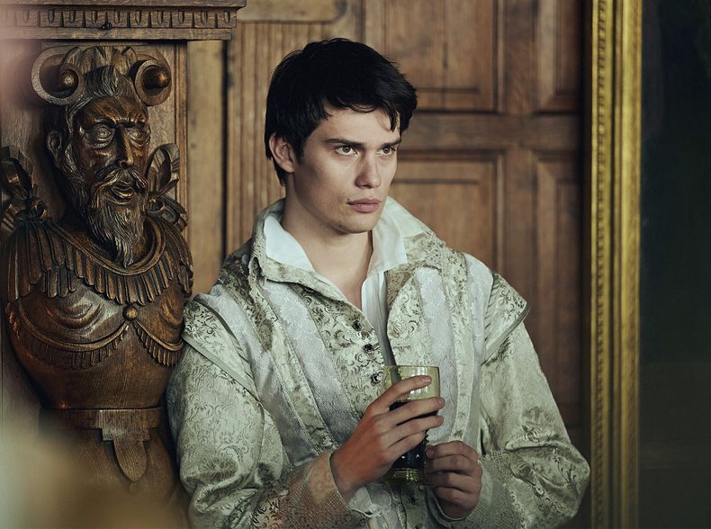 En esta imagen proporcionada por Starz, Nicholas Galitzine en una escena de Mary & George. (Sky UK/Starz vía AP)