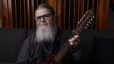 ARCHIVO - El productor y cantautor Gustavo Santaolalla, galardonado con el Premio del Consejo Directivo de La Academia Latina de la Grabación, posa para un retrato en su estudio el jueves 17 de agosto de 2023 en Los Ángeles. Santaolalla lanzó una edición remasterizada por el 25 aniversario de su álbum Ronroco. (Foto AP/Chris Pizzello, archivo)