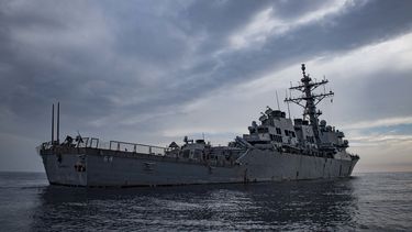 Esta imagen proporcionada por la Armada de Estados Unidos muestra al USS Carney en el mar Mediterráneo el 23 de octubre de 2018. El Carney, un destructor de la Armada, derribó el jueves 19 de octubre de 2023 tres misiles que habían sido disparados desde Yemen y se dirigían hacia el norte, dijeron funcionarios estadounidenses. Los funcionarios hablaron bajo condición de anonimato para discutir operaciones militares aún no anunciadas. (Mass Communication Spc. 1st Class Ryan U. Kledzik/U.S. Naval Forces Europe-Africa via AP)