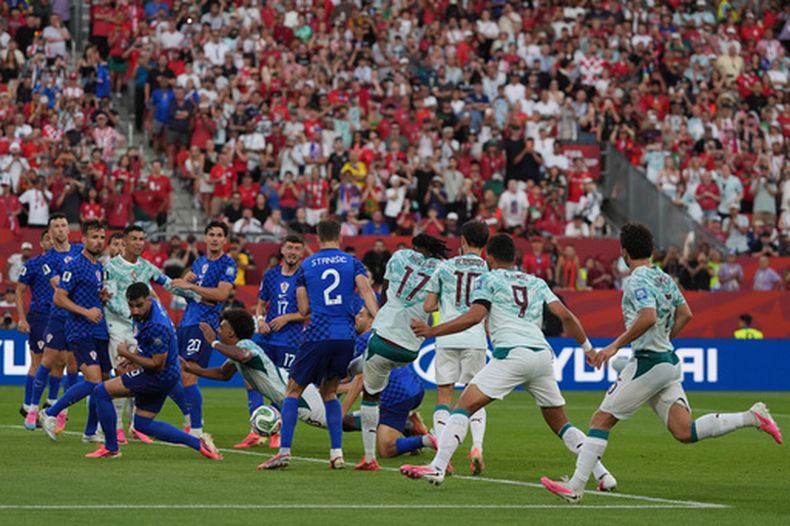 Renato Veiga (centro), de Portugal, cae junto a Josip Stanisic, de Croacia, en el partido de dieciseisavos de final de la Copa del Mundo, disputado en Toronto el jueves 3 de julio de 2026 (AP Foto/Stephanie Scarbrough)