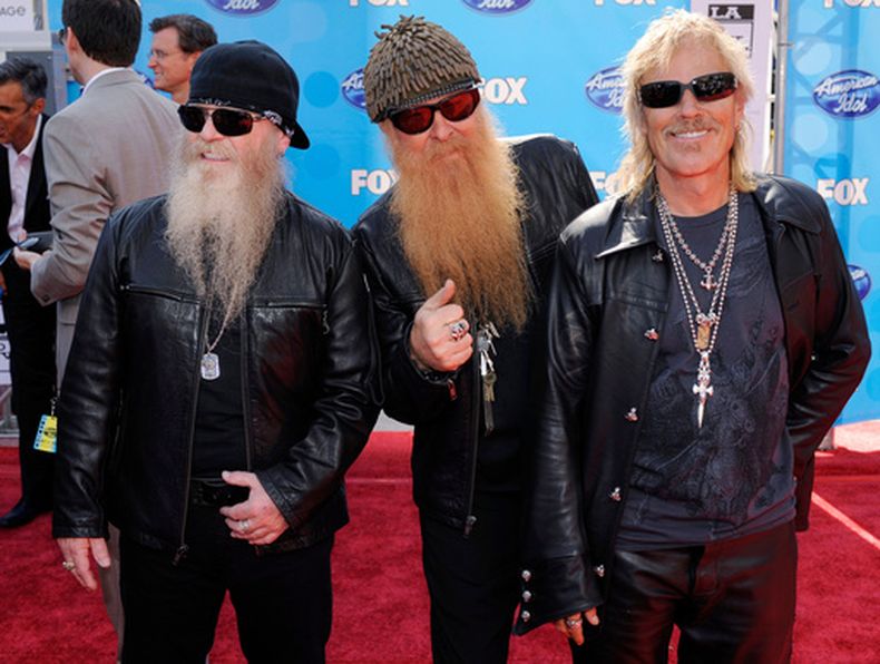 ARCHIVO - Dusty Hill (izquierda), Billy Gibbons y Frank Beard, de ZZ Top, aparecen en la final de American Idol en Los Ángeles el 21 de mayo de 2008. (Foto AP /Chris Pizzello, archivo)