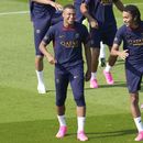 Kylian Mbappé (izquierda) y su hermano Ethan Mbappé se ejercitan en el centro de entrenamiento del Paris Saint-Germain, el jueves 20 de julio de 2023, en Poissy, al oeste de París. (AP Foto/Christophe Ena)