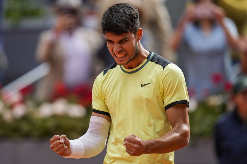 El español Carlos Alcaraz celebra después de derrotar al brasileño Thiago Seyboth Wild durante el torneo de tenis Abierto de Madrid, en Madrid, España, el domingo 28 de abril de 2024. (AP Foto/Manu Fernandez)