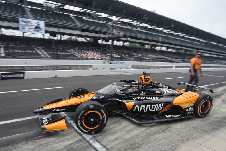 El mexicano Pato OWard, de McLaren Arrows, sale de la zona de pits durante la sesión de práctica de las 500 millas de Indianápolis en el Indianapolis Motor Speedway, el jueves 16 de mayo de 2024, en Indianápolis. (AP Foto/Darron Cummings)