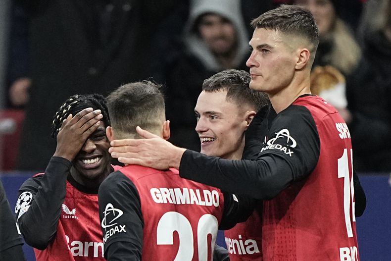 Florian Wirtz (2do a la derecha) festeja tras anotar un gol para Bayer Leverkusen ante Sparta Praga en la Liga de Campeones, el miércoles 29 de enero de 2025. (AP Foto/Martin Meissner)